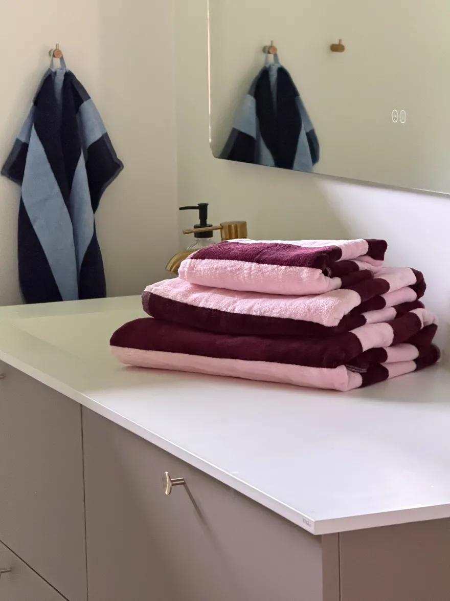 Badehåndklæde Striber i Rosa/Bordeaux (70x135cm)