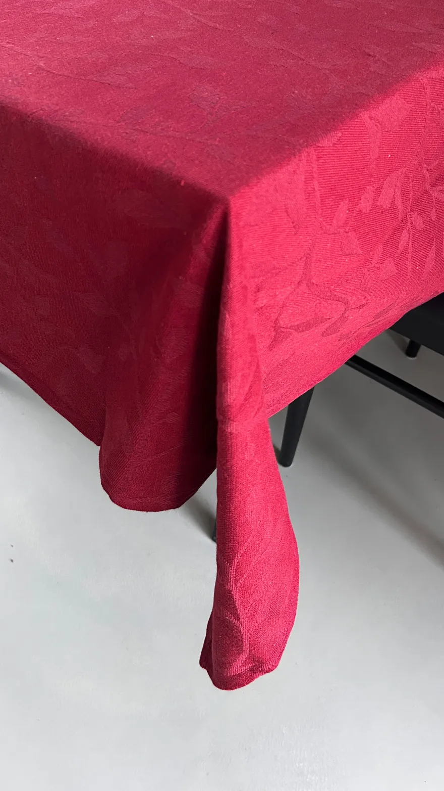 Basic & More Dug METTE i Jacquard Kirsebær Rød (140x270cm)