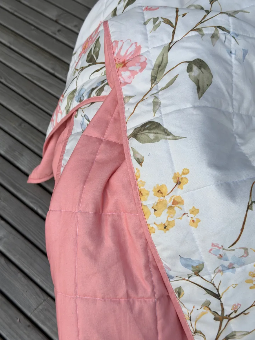 Quilt m. Blomsterprint i Rosa (130x180cm)