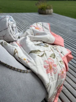 Quilt m. Blomsterprint i Rosa (130x180cm)