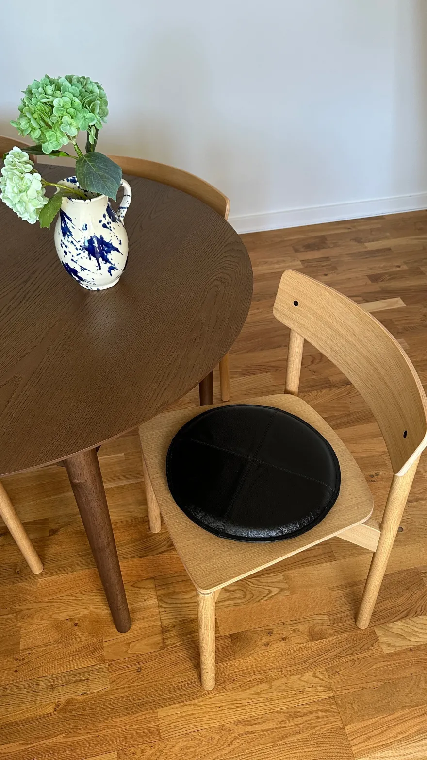 Rund Skindpude i Sort (Ø38cm)