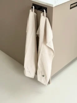 Viskestykke m. Broderet Lavendel i Camel Beige (50x70cm)