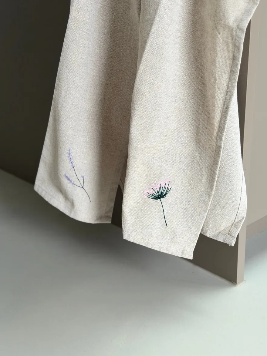 Viskestykke m. Broderet Skærmblomst i Camel Beige (50x70cm)